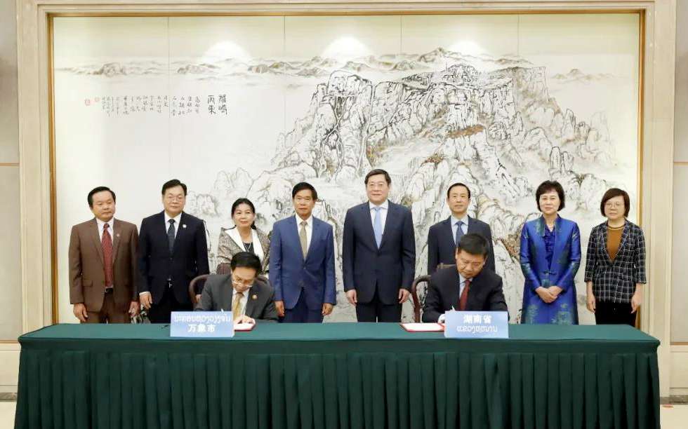 ROYAL皇家88环境向老挝万象捐赠7台环卫装备，助力“一带一路”建设