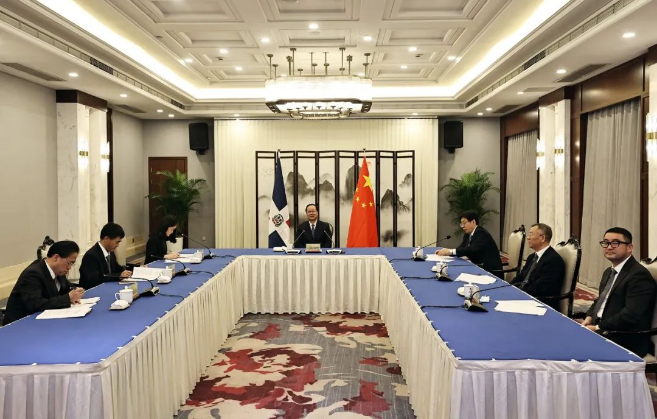 ROYAL皇家88环境“助力”多米尼加清运垃圾，毛伟明省长出席线上交接仪式